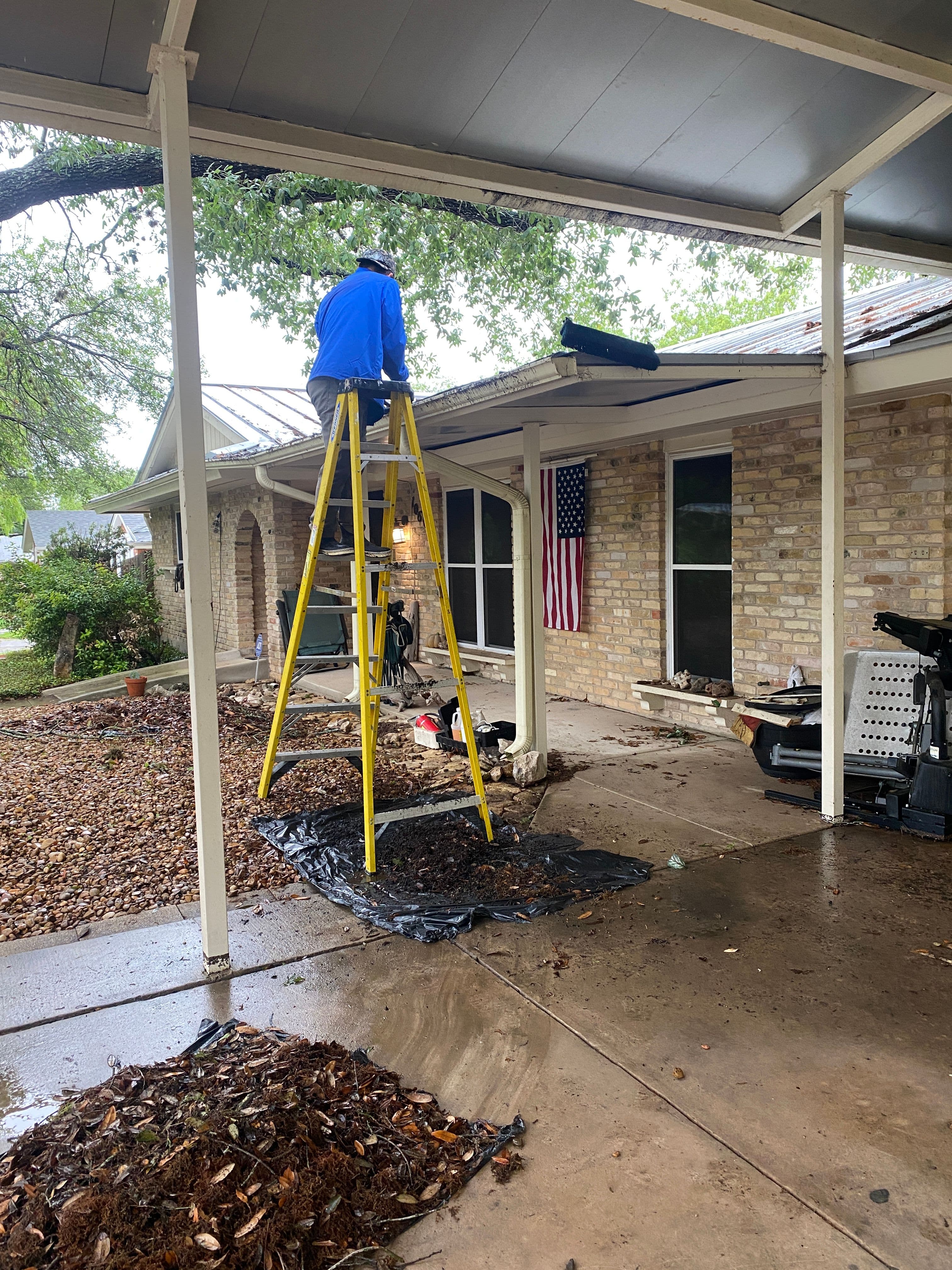 Gutter Clean Out hero